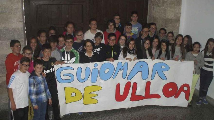 Ángeles García posa con los alumnos del colegio que realizaron un cartel dedicado a Guiomar de Ulloa. Foto