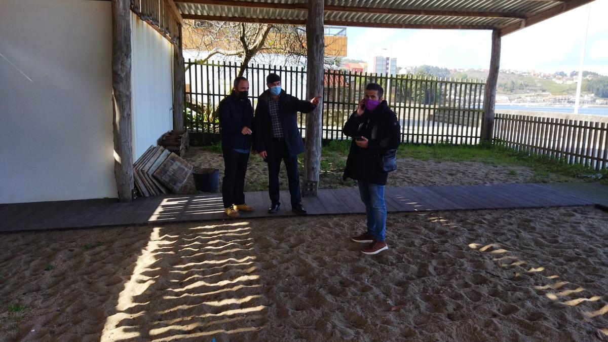 El aparejador municipal en el astillero junto al alcalde, Félix Juncal, y el edil de Cultura, Xosé Leal.