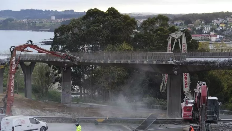 Así es el derribo del viaducto que da acceso al Chuac