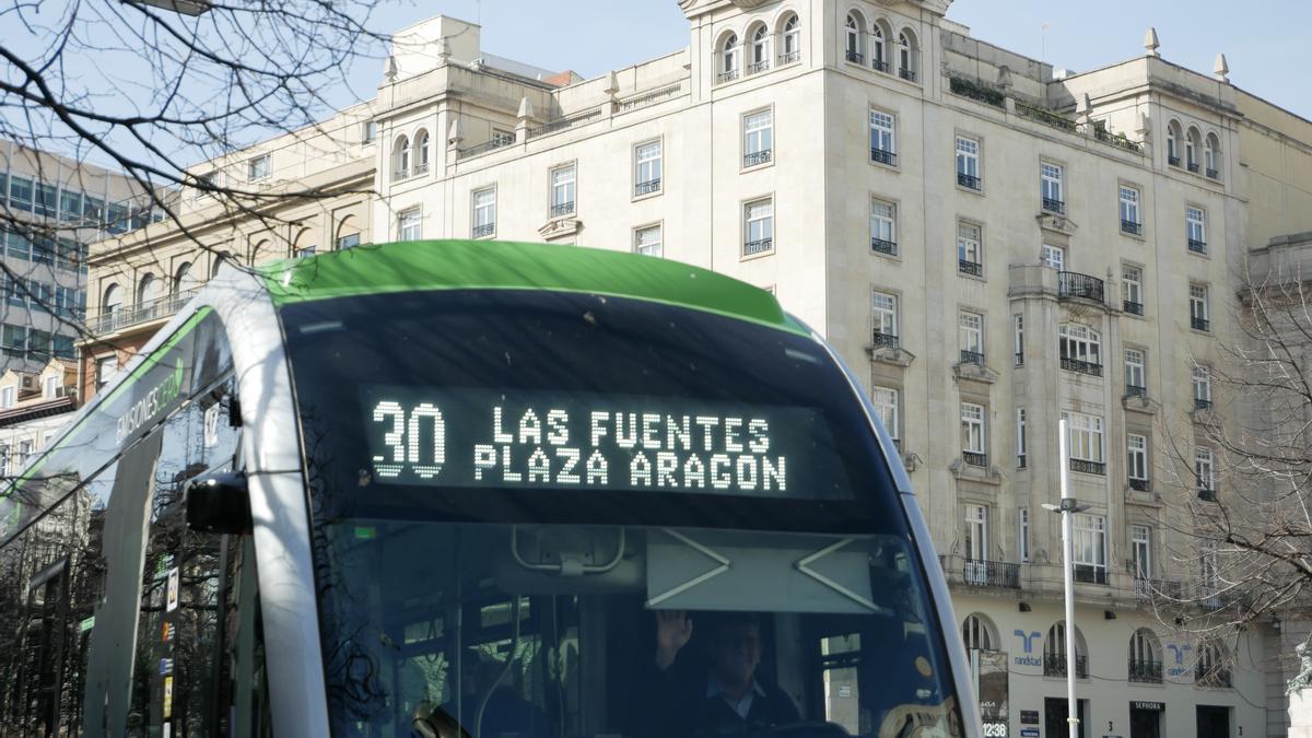 Un bus de la línea 30 de Zaragoza, a la altura de plaza España.