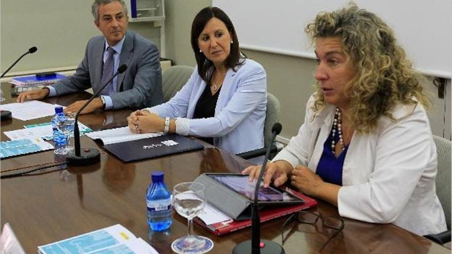 La consellera Català, en el centro, durante la inauguración ayer de las jornadas de la UIMP.