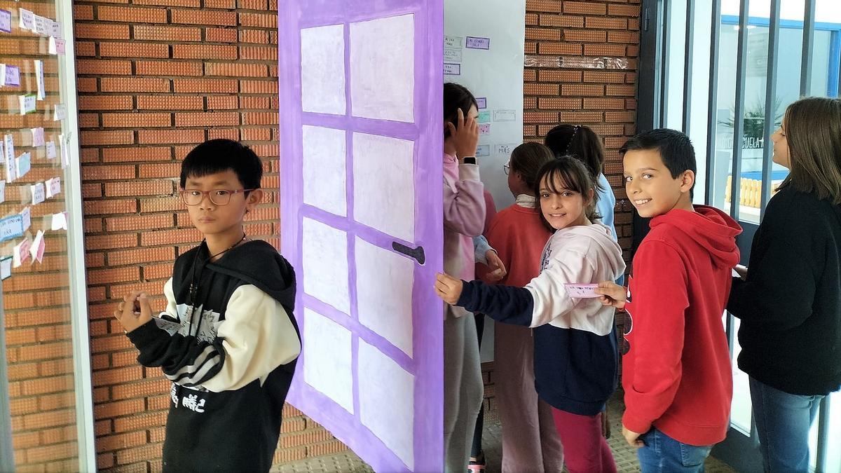 Puertas violetas contra la desigualdad en el colegio El Llano