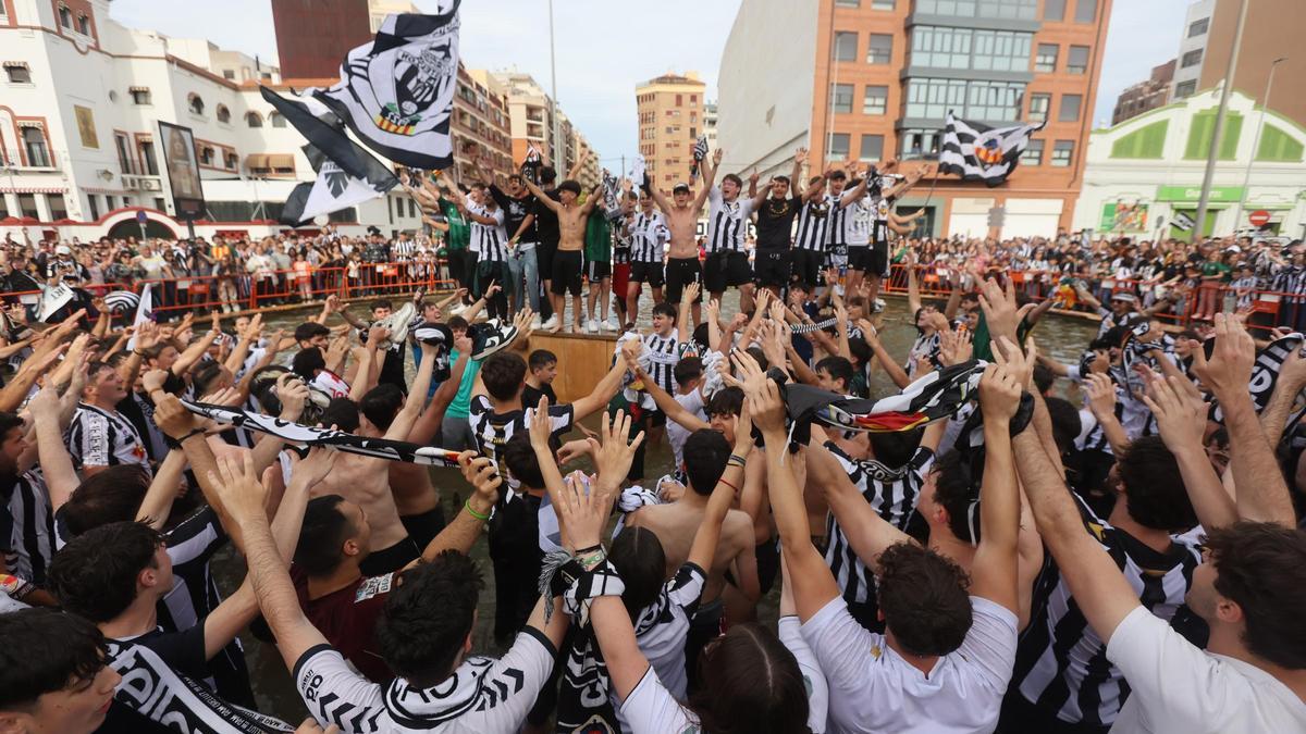 ¡Las imágenes de la celebración del ascenso del Castellón desde la fuente de Castalia!