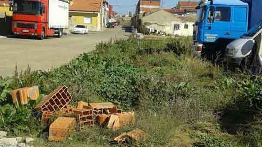 Ladrillos tirados junto a una vía del barrio San Isidro.