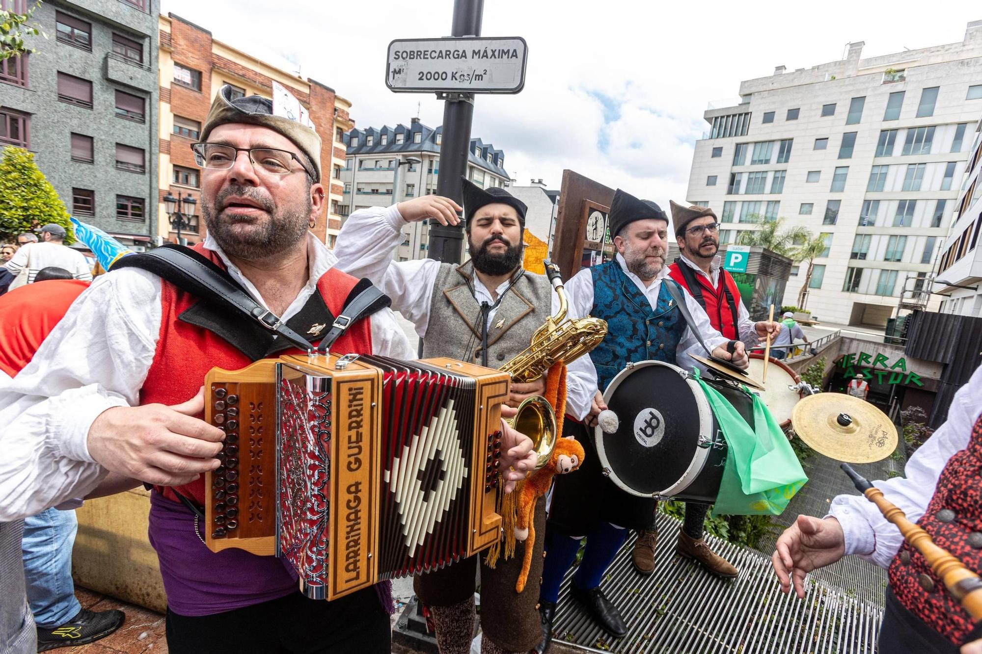 EN IMÁGENES: El buen tiempo y el oviedismo maridan una preba de la sidra multitudinaria en Gascona