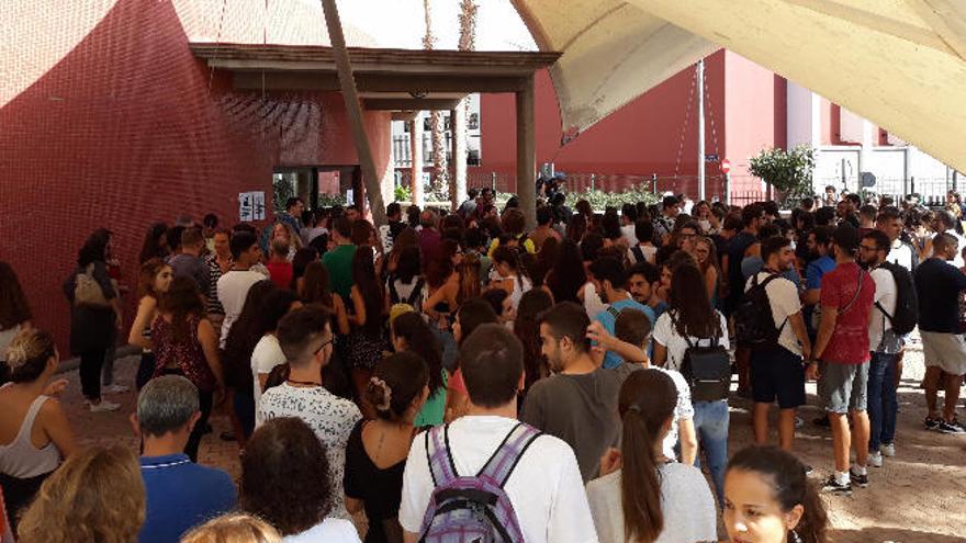 Humanidades recupera su cafetería tras las protestas de los estudiantes