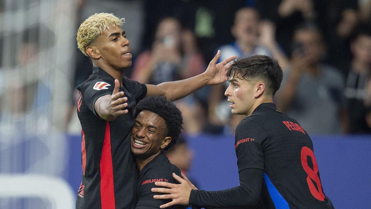 Lamine Yamal, Balde i Pedri celebren el primer gol del partit d’ahir a la nit. | JORDI COTRINA