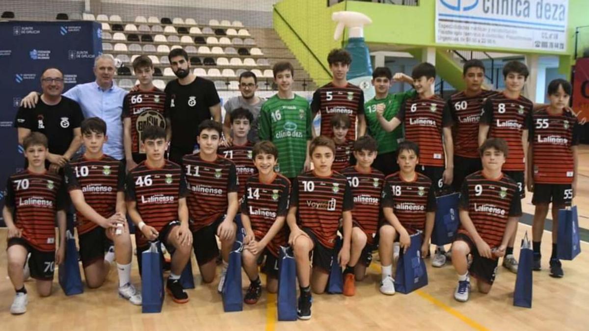 Luis Rozas (arriba, tercero por la izquierda) y Mateo López (séptimo), junto al resto del Lalinense infantil. |