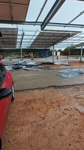 El temporal arrasa la UIB: placas solares volando, cristales rotos, árboles derribados y coches destrozados