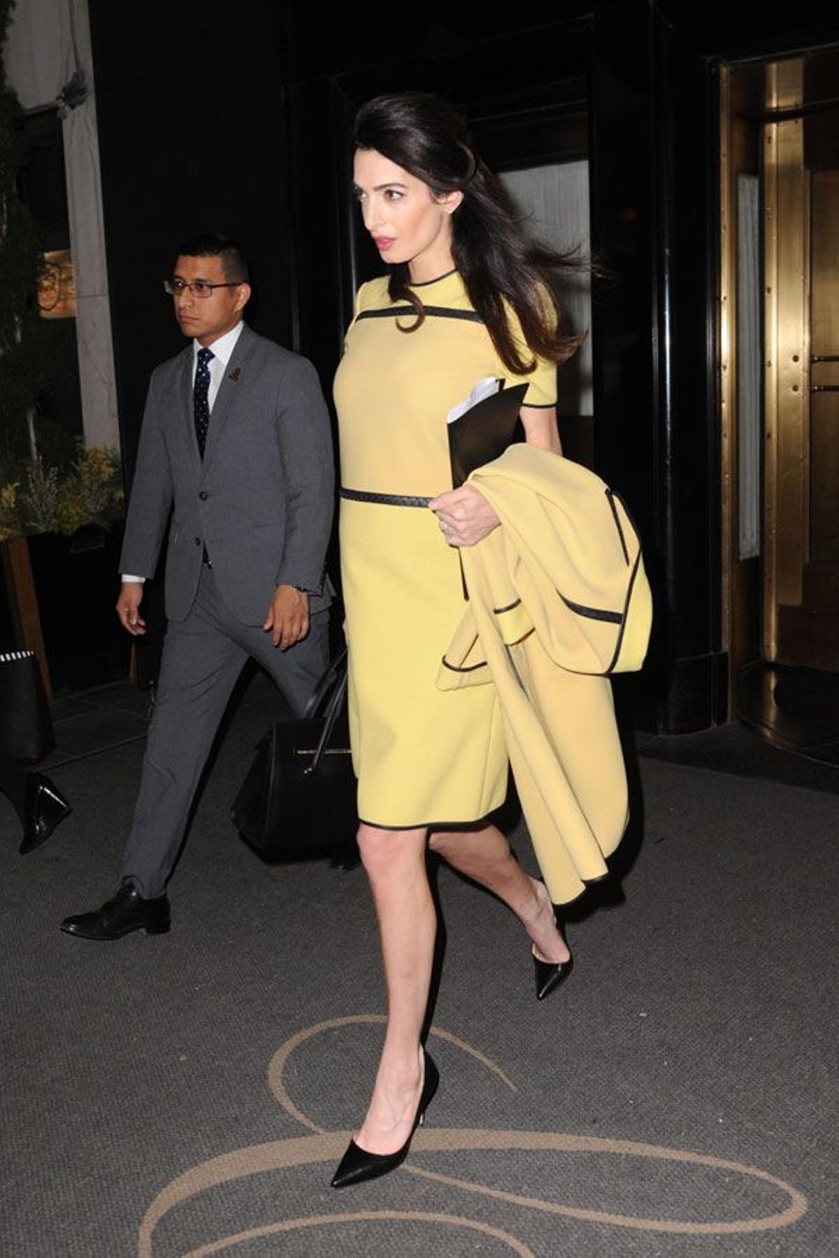 Amal Clooney con look en amarillo de Bottega Veneta