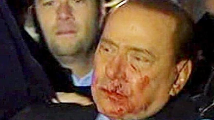 Absuelven al hombre que agredió a Berlusconi