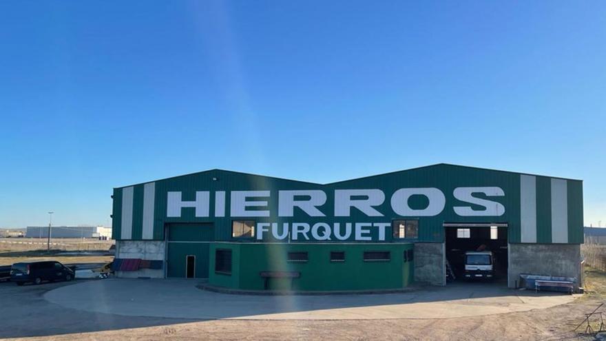 Nave de Hierros Furquet en el polígono Campo de Aviación de Coreses.