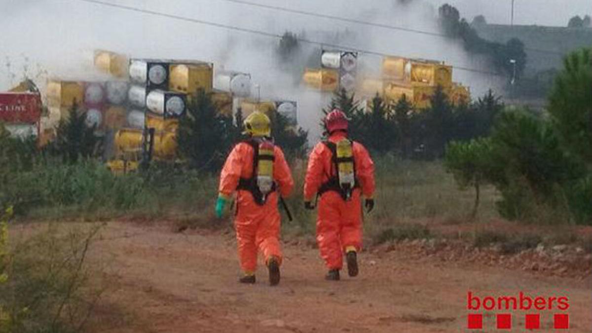 Dos bomberos se dirigen a la zona de la fuga, en el polígono Can Estapé de Castellbisbal.