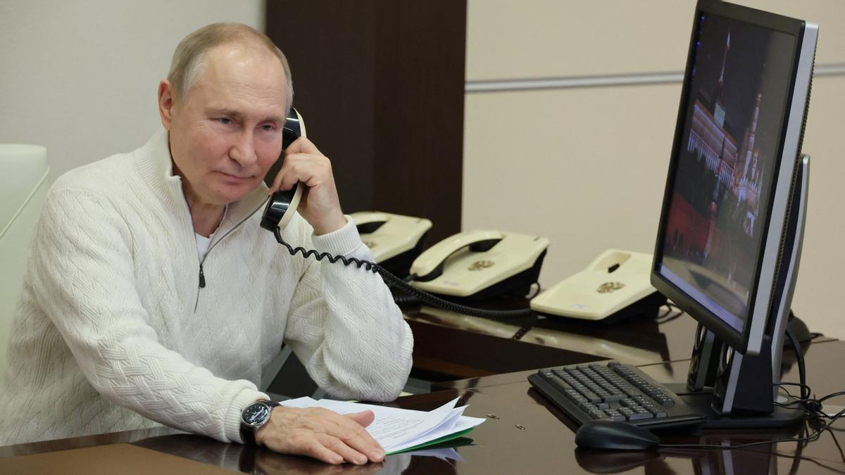 El presidente ruso, Vladimir Putin, habla por teléfono con David Shmelev, un niño de siete años de la región de Stavropol Krai, que participó en la campaña benéfica nacional New Year Tree of Wishes, en la residencia estatal de Novo-Ogaryovo, en las afueras de Moscú.