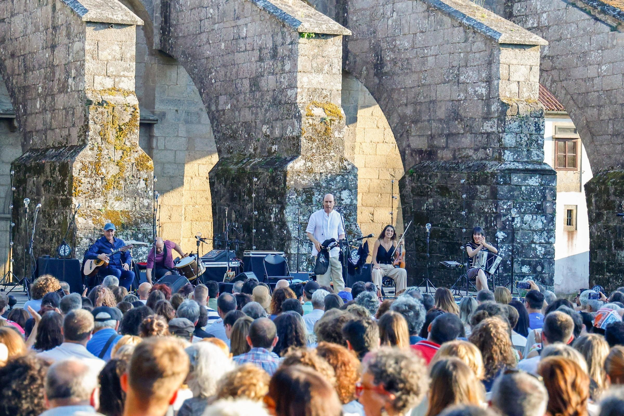 Carlos Núñez pechou o festival Folk na Beira do Sar cun concerto máxico na Colexiata