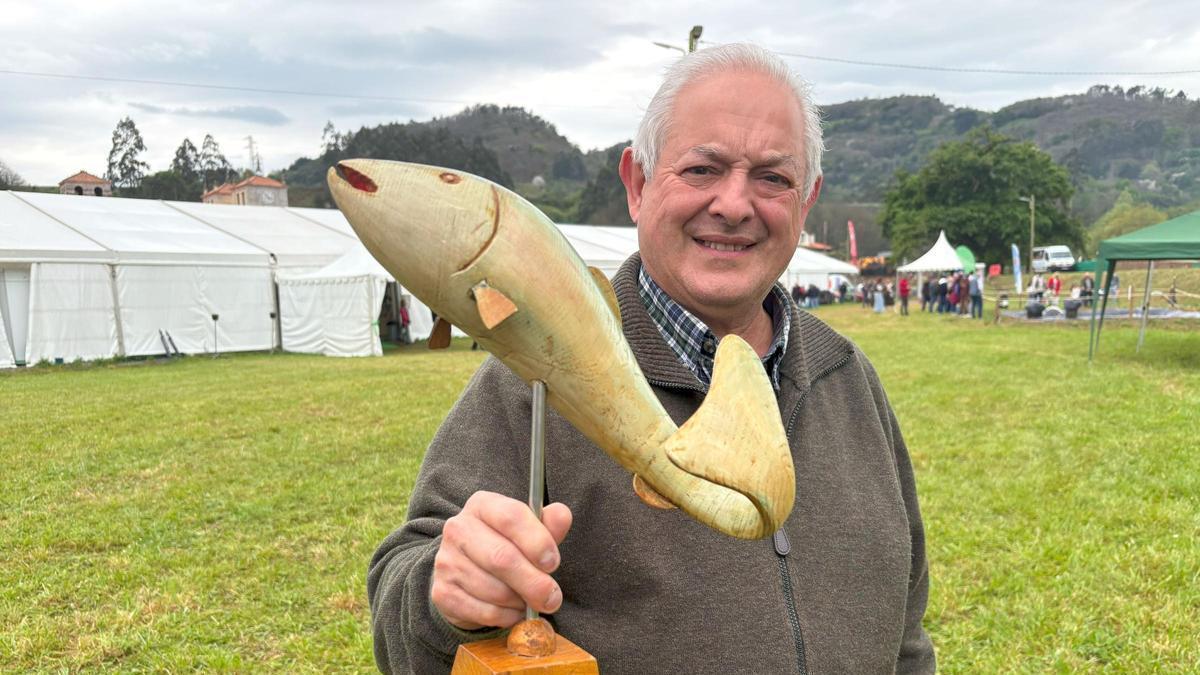 Manuel López con su pieza.