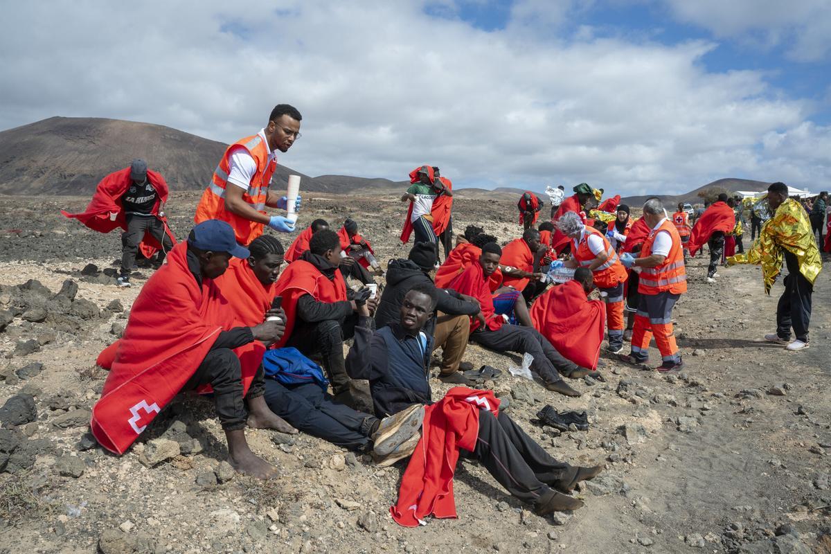 Una neumática con unos 50 migrantes llega a la costa de Teguise (Lanzarote) Una neumática con unos 50 migrantes llega a la costa de Teguise (Lanzarote)