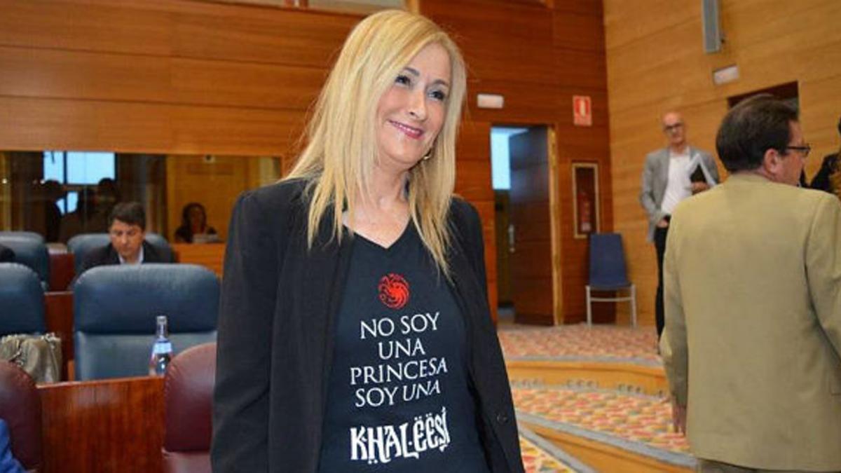 La presidenta de la Comunidad de Madrid, Cristina Cifuentes, con la camiseta.