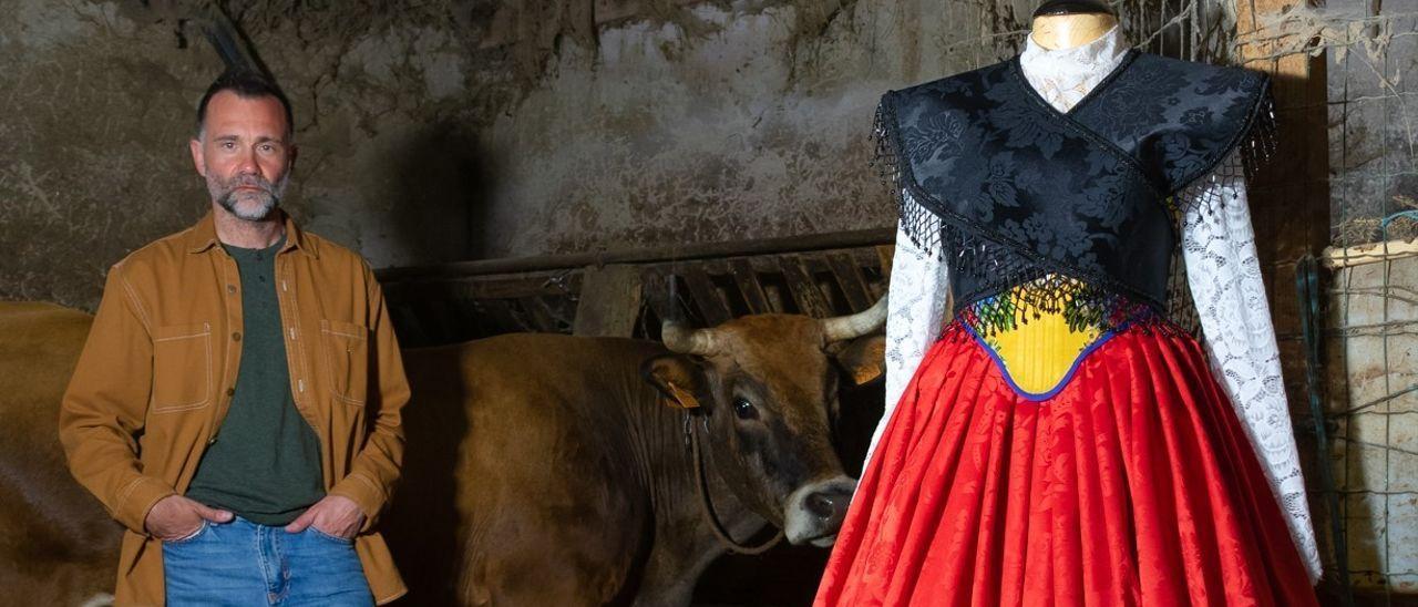 Constantino Menéndez, con su vestido, en una cuadra de Pillarno.