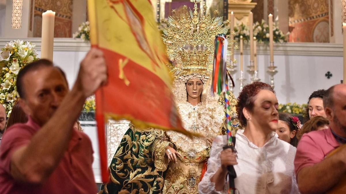 Los verdiales despidieron este domingo a la Esperanza de Málaga, antes de emprender su viaje a Roma.
