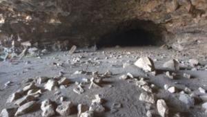 Entrada a la cueva de Umm Jirsan.