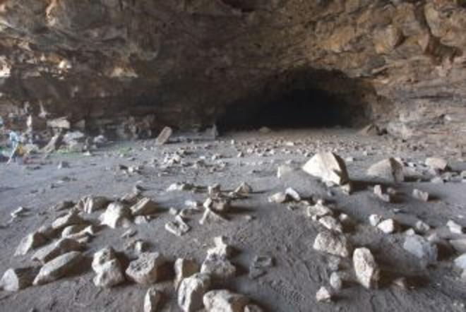 Entrada a la cueva de Umm Jirsan.