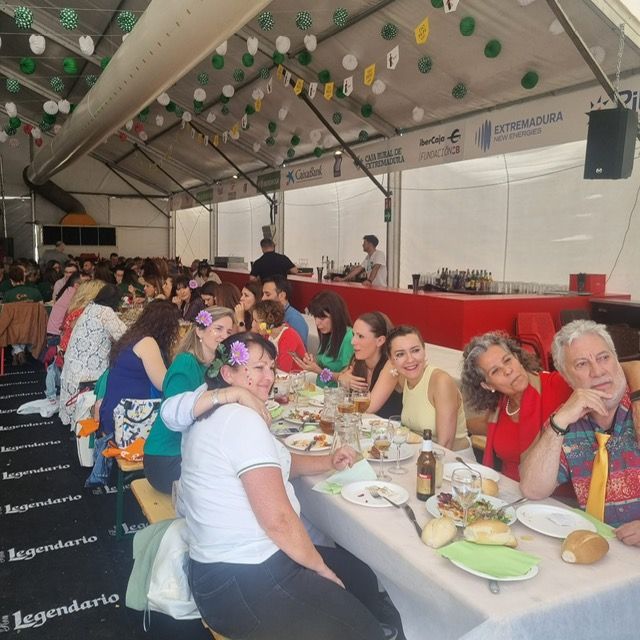 FOTOGALERÍA | Ambiente en las comidas en la caseta en homenaje al centenario de El Periódico Extremadura