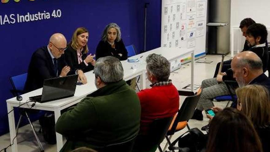 Por la izquierda, en la mesa, Pablo Priesca, Eva Pando y Beatriz Costales, ayer, en la presentación del informe.