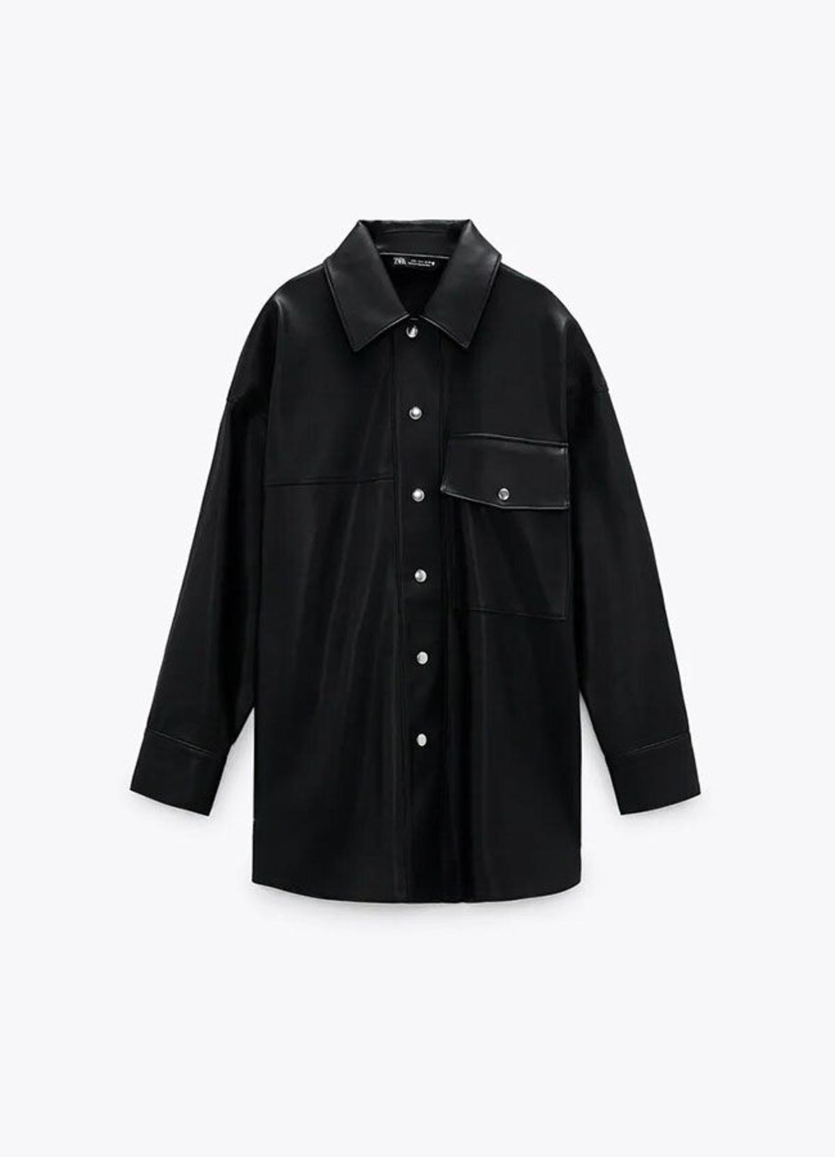 Sobrecamisa efecto piel de Zara