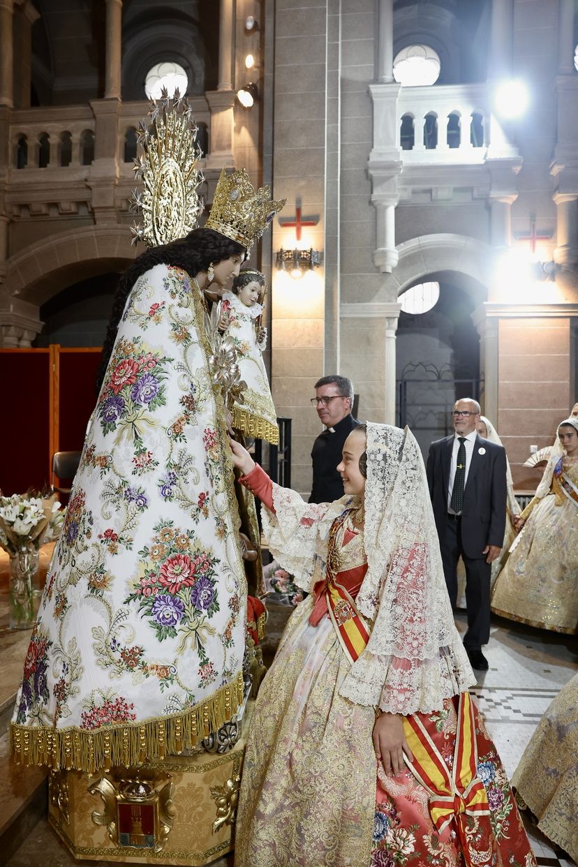 Así ha sido el Besamanos de las falleras mayores y cortes de honor 2025