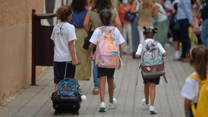 Tres niñas salen a pie de un colegio. | | JOSÉ CARLOS GUERRA MANSITO