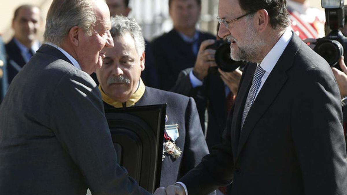 Rajoy saluda el Rey durante la recepción al presidente de México, el pasado 9 de junio en Madrid.