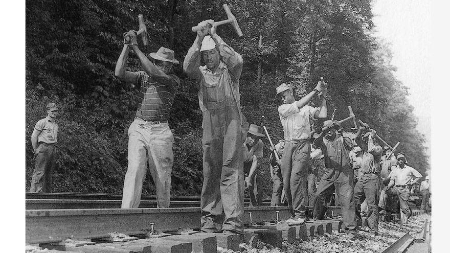 Trabajadores en las vías del ferrocarril en 1944.