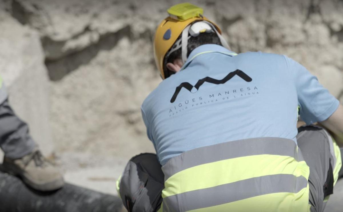 Un operari treballant a la xarxa d'aigua
