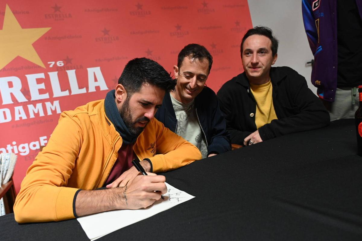 Adrià Salas (La Pegatina) firmando en la Antiga Fabrica Damm con motivo de la diada de Sant Jordi.