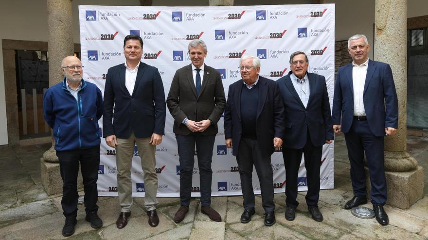 Alfonso Rueda junto con algunos de los conferenciantes, ayer