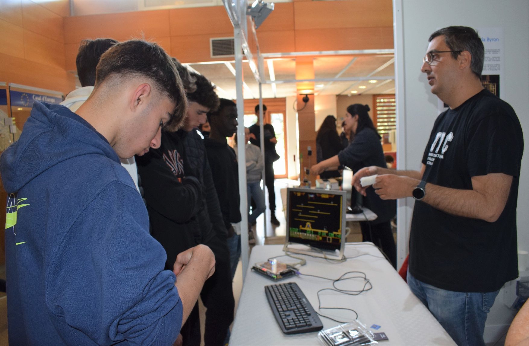 Els estudiants descobreixen projectes científics a la Fira del Coneixement de Berga