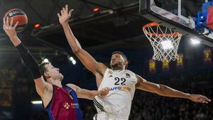 Jan Vesely, ante la oposición de Edy Tavares