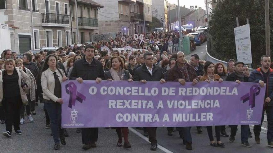 La cabecera de la manifestación, con López-Chaves, López Abella y el alcalde Javier Bas, junto a los concejales de todos los grupos. // José Lores