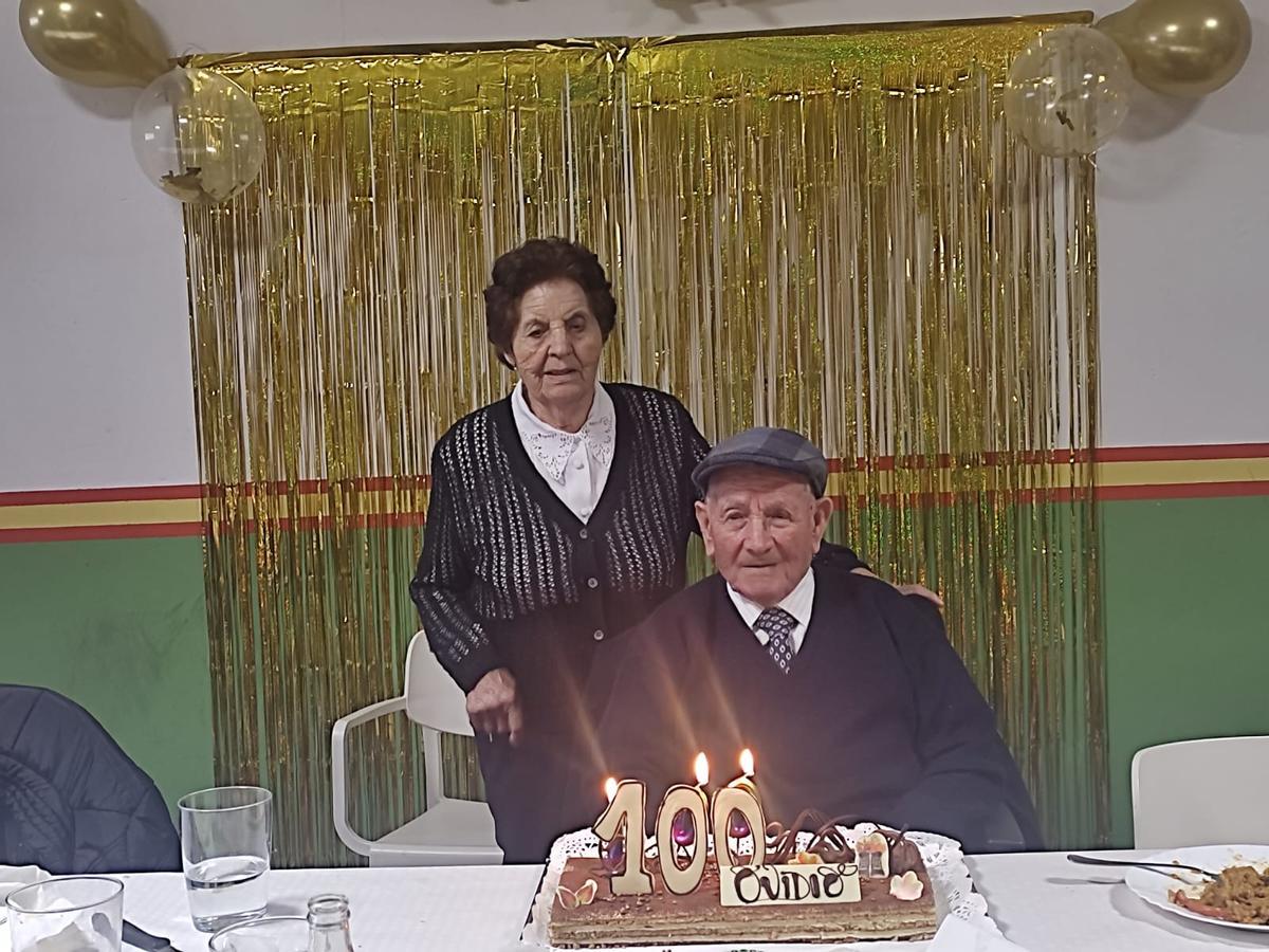 Ovidio con su mujer Bernarda y su tarta de centenario.