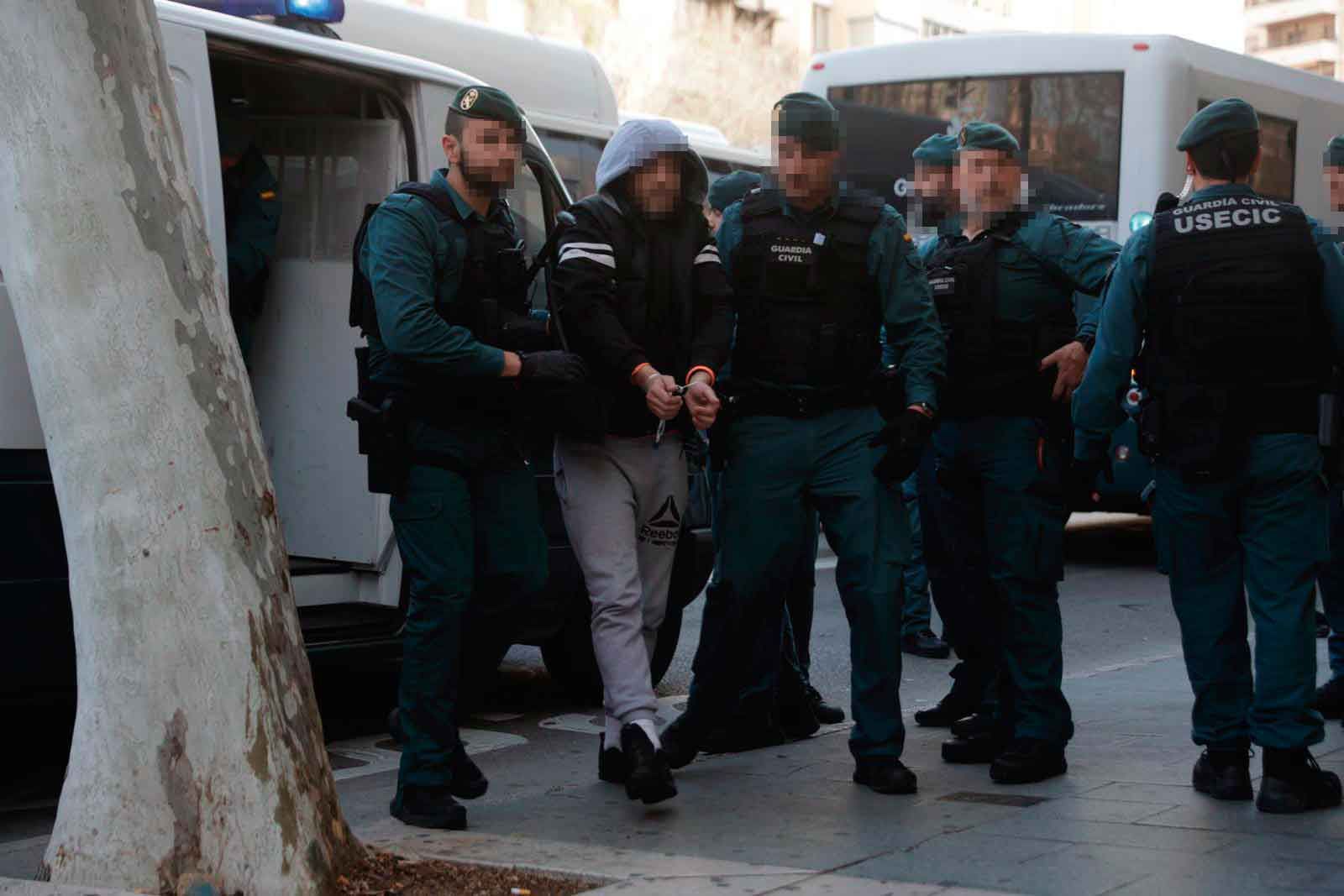 La Guardia Civil traslada al juzgado a 23 detenidos en la operación antidroga entre grandes medidas de seguridad