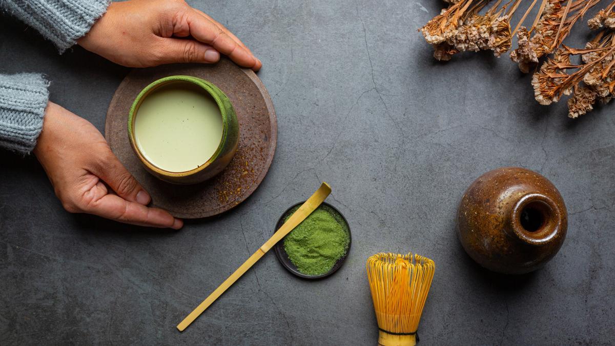 Todo lo necesario para preparar té matcha, la bebida de moda, como un profesional