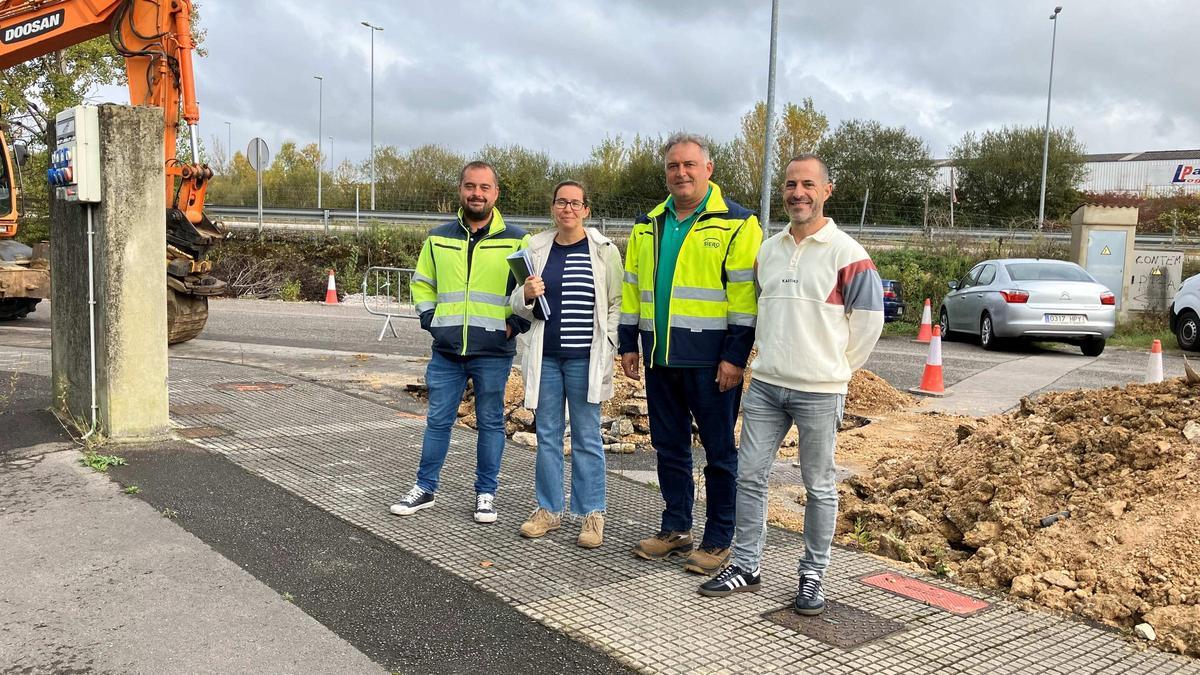Por la izquierda, Rubén Montes, encargado de la empresa adjudicataria; Leire Gabilondo, ingeniera municipal; el concejal Alejandro Villa con el alcalde, Ángel García, durante una visita a la obra en Meres, Tiañana