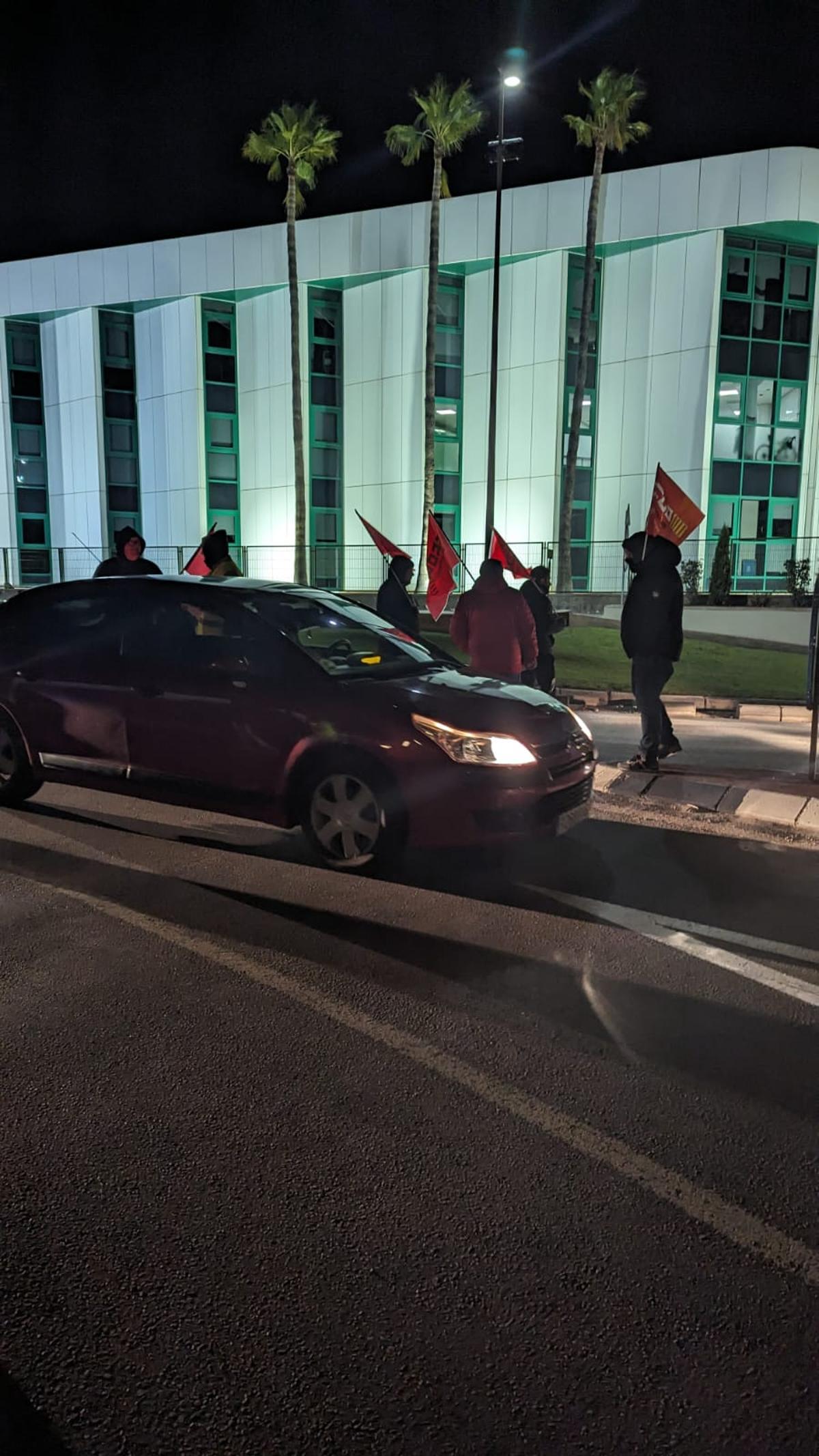 Trabajadores protestando.