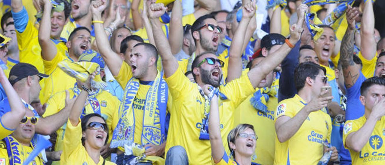 Aficionados de la UD animan al equipo amarillo durante la ida de la final de la promoción de ascenso en La Romareda.