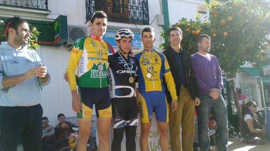 De izquierda a derecha: Eduardo García (3º), Rubén Ruzafa (1º) y César del Valle (4º), en el podio de la categoría elite y sub23.