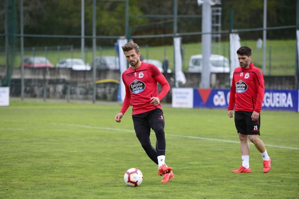 El nuevo entrenador Pablo Martí dirige un entrenamiento con ejercicios ofensivos y partidos en espacio reducido de alta intensidad.