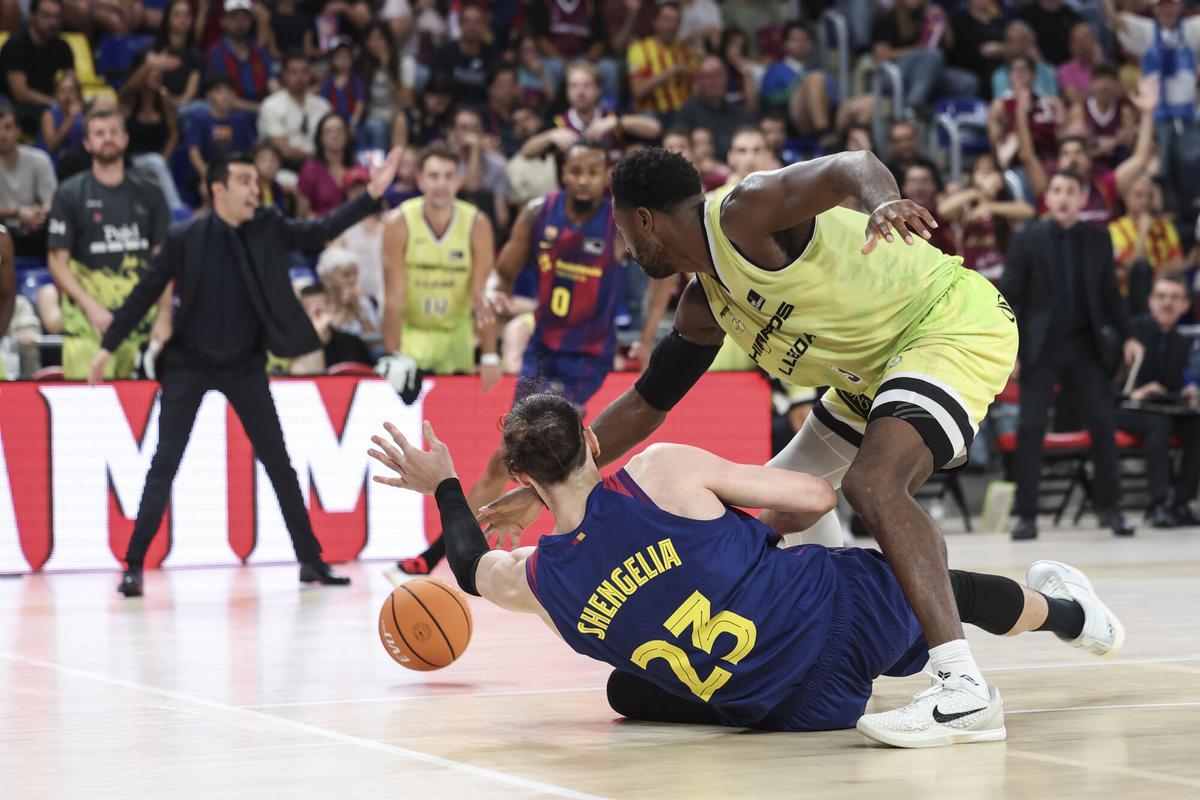 Melvin Ejim of Hiopos Lleida and Tornike Shengelia of FC Barcelona fight for the ball during the Spanish League, Liga ACB Endesa, basketball match played between FC Barcelona and Hiopos Lleida at Palau Blaugrana on October 12, 2025 in Barcelona, Spain. AFP7 12/10/2025 ONLY FOR USE IN SPAIN. Javier Borrego / AFP7 / Europa Press;2025;ACB;BASKET;SPORT;ZBASKET;ZSPORT;FC Barcelona v Hiopos Lleida - Liga ACB Endesa