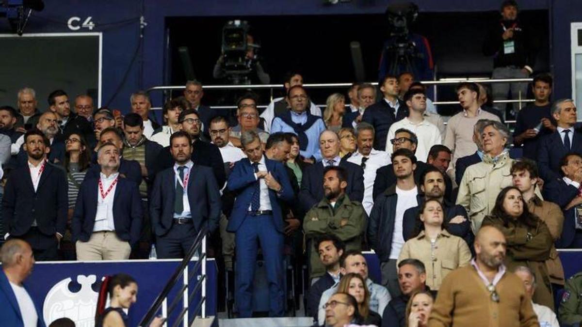 Andy Kohlberg, junto a Alfonso Díaz y Pablo Ortells, entre otros, en el palco del Ciutat de València.