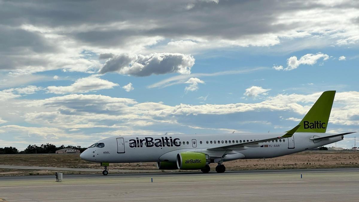 Imagen del avión de airBaltic en la pista del aeropuerto.